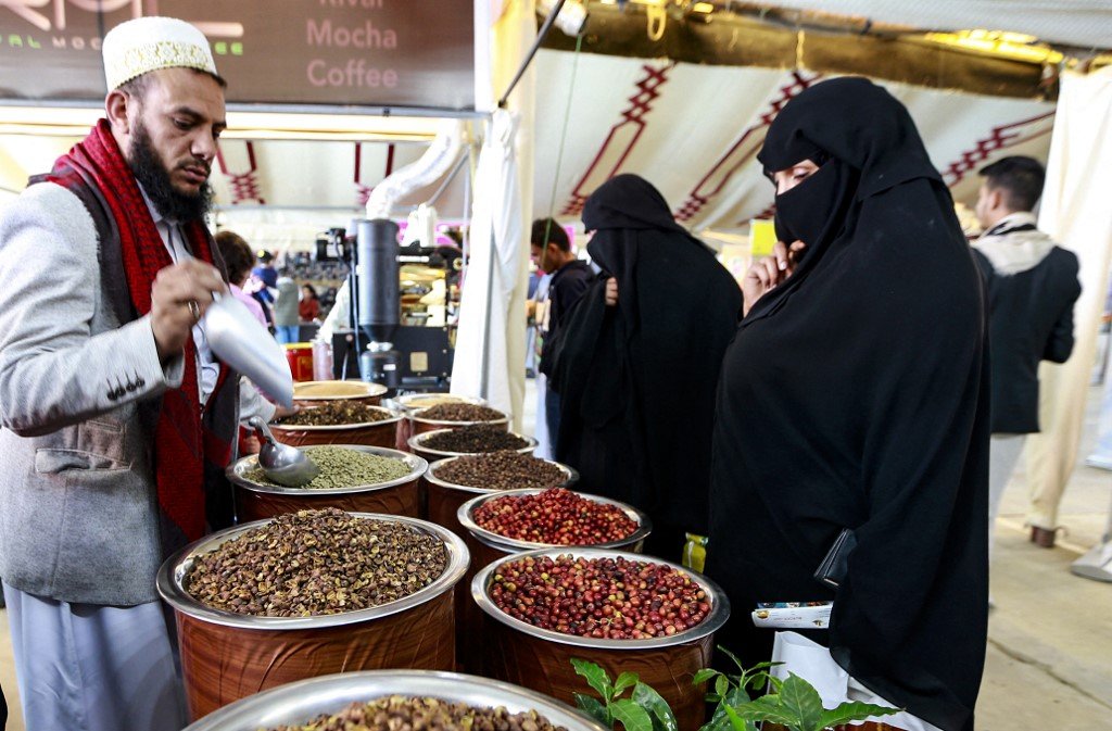 Des Yéménites achètent du café frais et torréfié sur un marché de Sanaa (AFP)