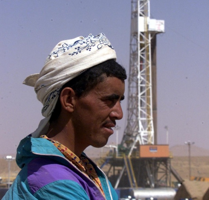 Un ouvrier sur le site du gisement de pétrole de Douar Ait Ali Bouchaoun, près de Talsint, où la société américaine Skidmore, à travers sa filiale Lone Star Energy, dit avoir découvert des gisements de pétrole et de gaz au sud-ouest du Maroc, le 23 août 2000 (AFP/Abdelhak Senna)