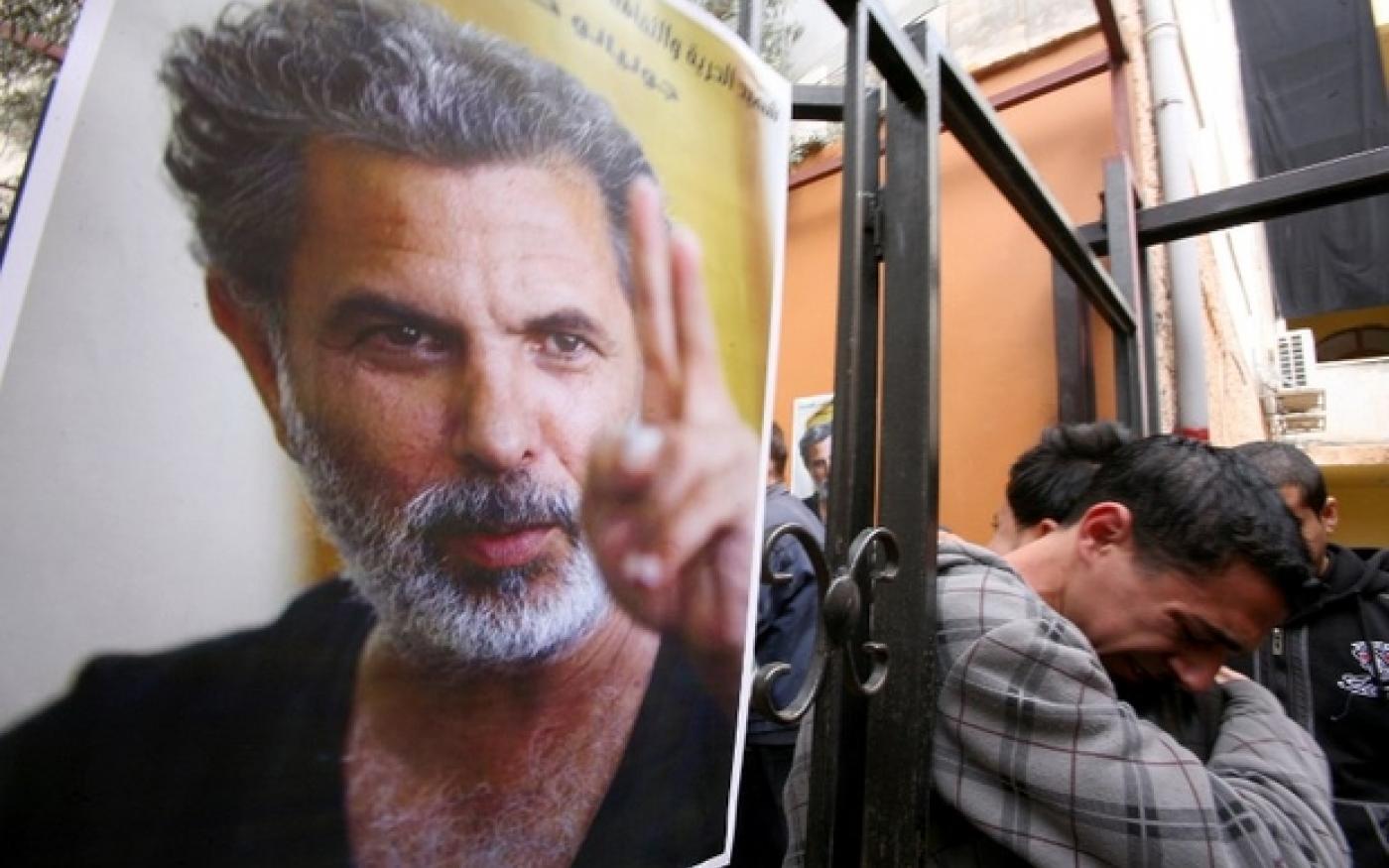 Des Palestiniens pleurent la mort de Juliano Mer-Khamis, directeur du Théâtre de la Liberté dans le camp de réfugiés de Jénine, le 5 avril 2011, le lendemain de son assassinat à l’âge de 52 ans (AFP)