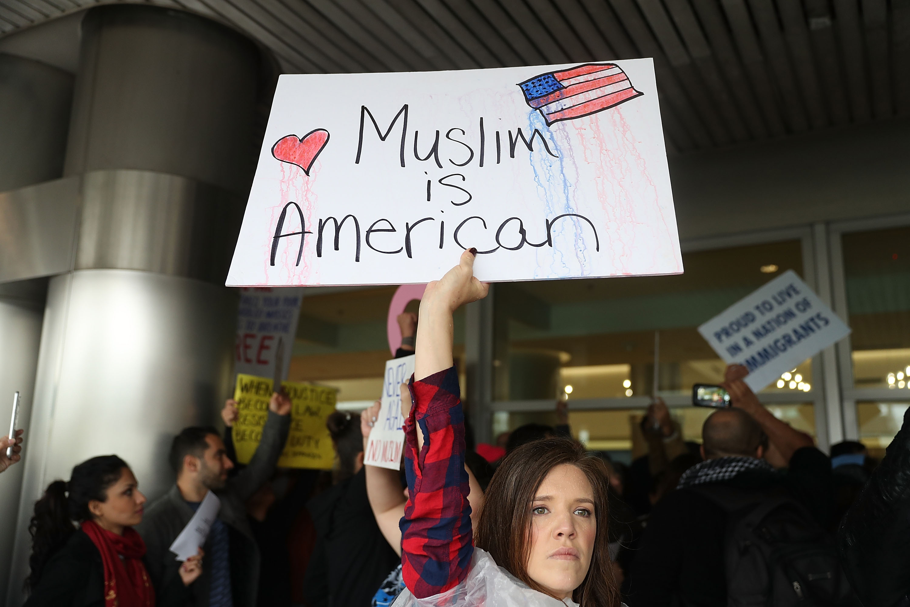 Manifestation en 2017 contre l’interdiction d’entrée aux États-Unis imposée par le président américain Donald Trump à l’encontre des ressortissants de pays à majorité musulmane (AFP)