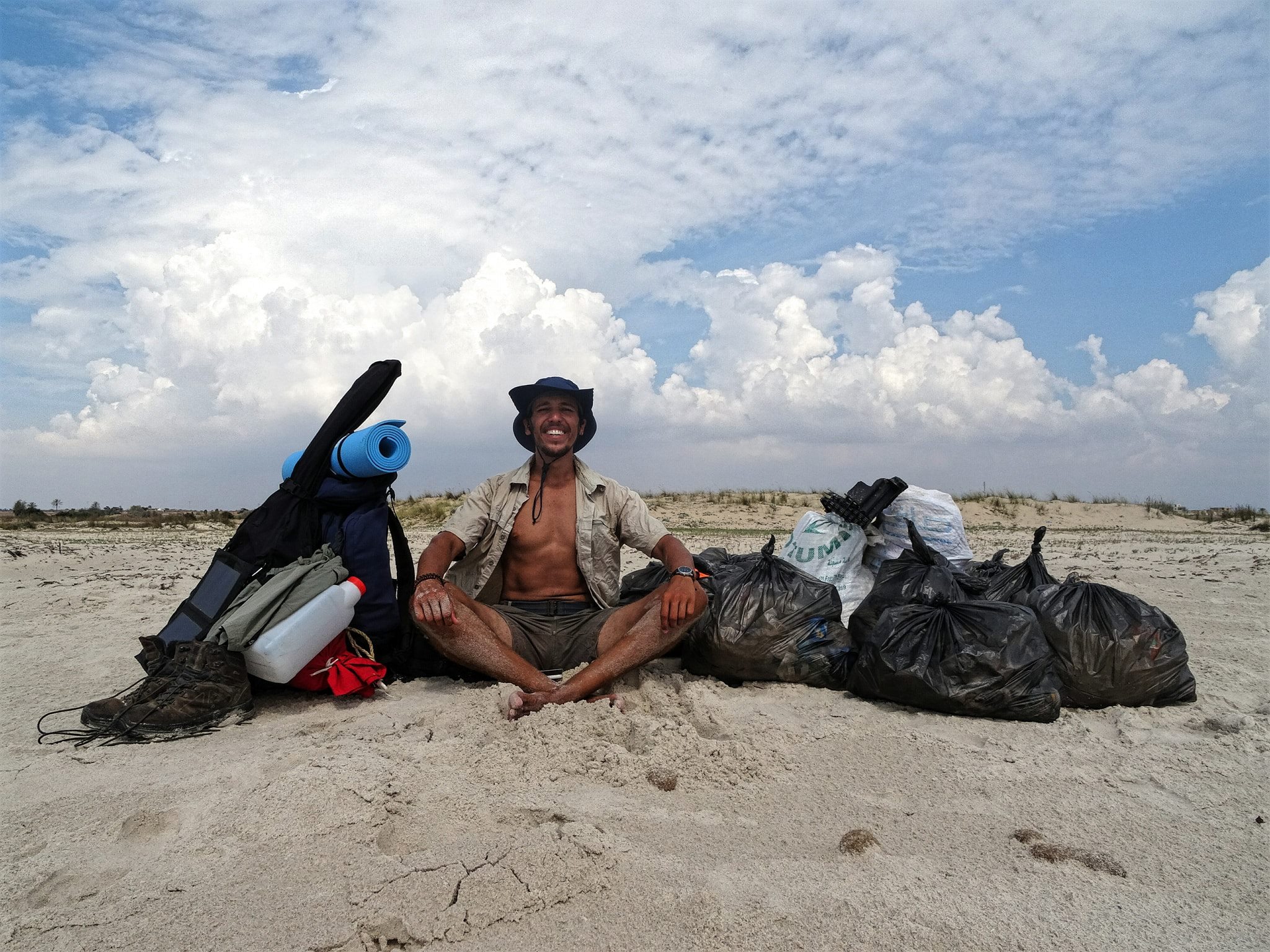 La mission de Houij, consistant à nettoyer 300 km de côte, lui a pris 58 jours (Facebook)