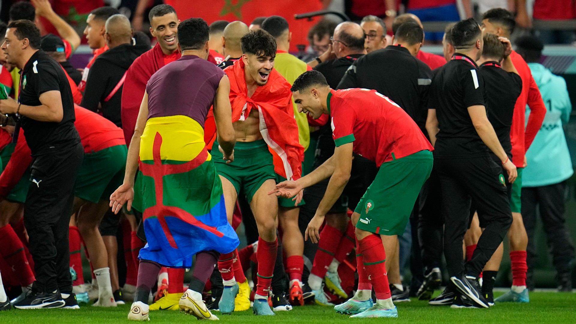 Le gardien remplaçant du Maroc Munir Mohamedi apparaît avec le drapeau amazigh autour de la taille alors que l’équipe marocaine célèbre sa victoire contre l’Espagne, le 6 décembre 2022 (Associated Press)
