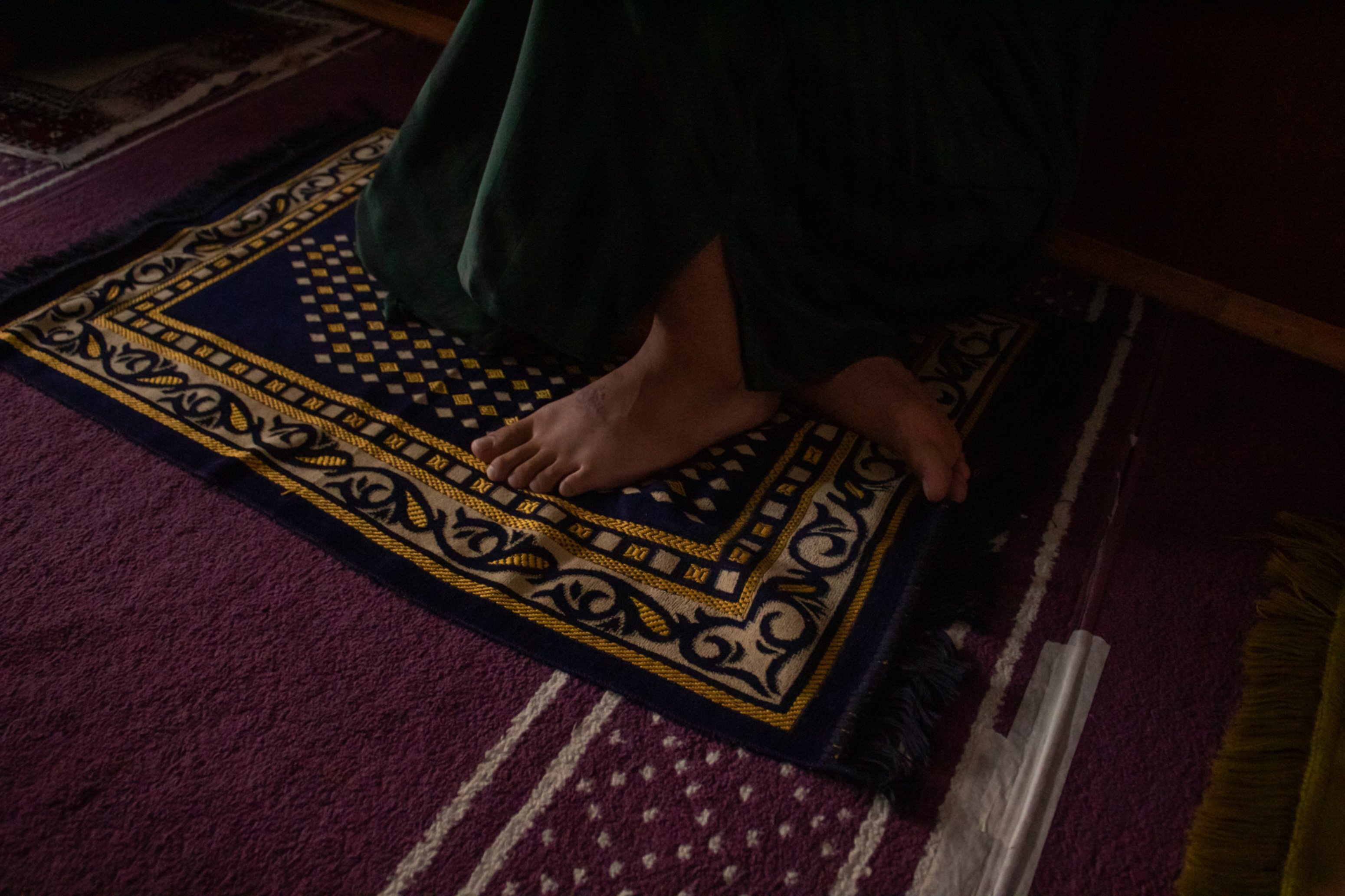 Un fidèle de la mosquée Ibn Arabi de Cabezo de Torres, en Murcie, le 16 juillet 2021 (MEE/Anton Alexander)