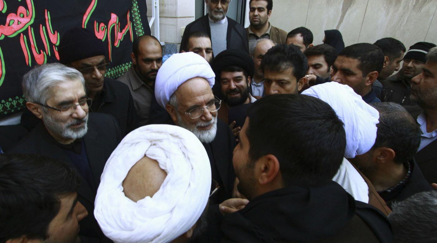 Mir Hossein Moussavi et Mehdi Karroubi (2e en partant de la gauche) sont en résidence surveillée depuis 2009 pour avoir organisé des manifestations de masse contre le résultat de la présidentielle (Reuters)
