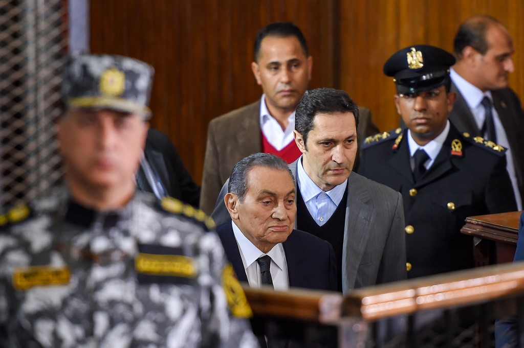 Former Egyptian president Hosni Mubarak arrives to testify during a retrial of Muslim Brotherhood members in Cairo on 26 December (AFP)