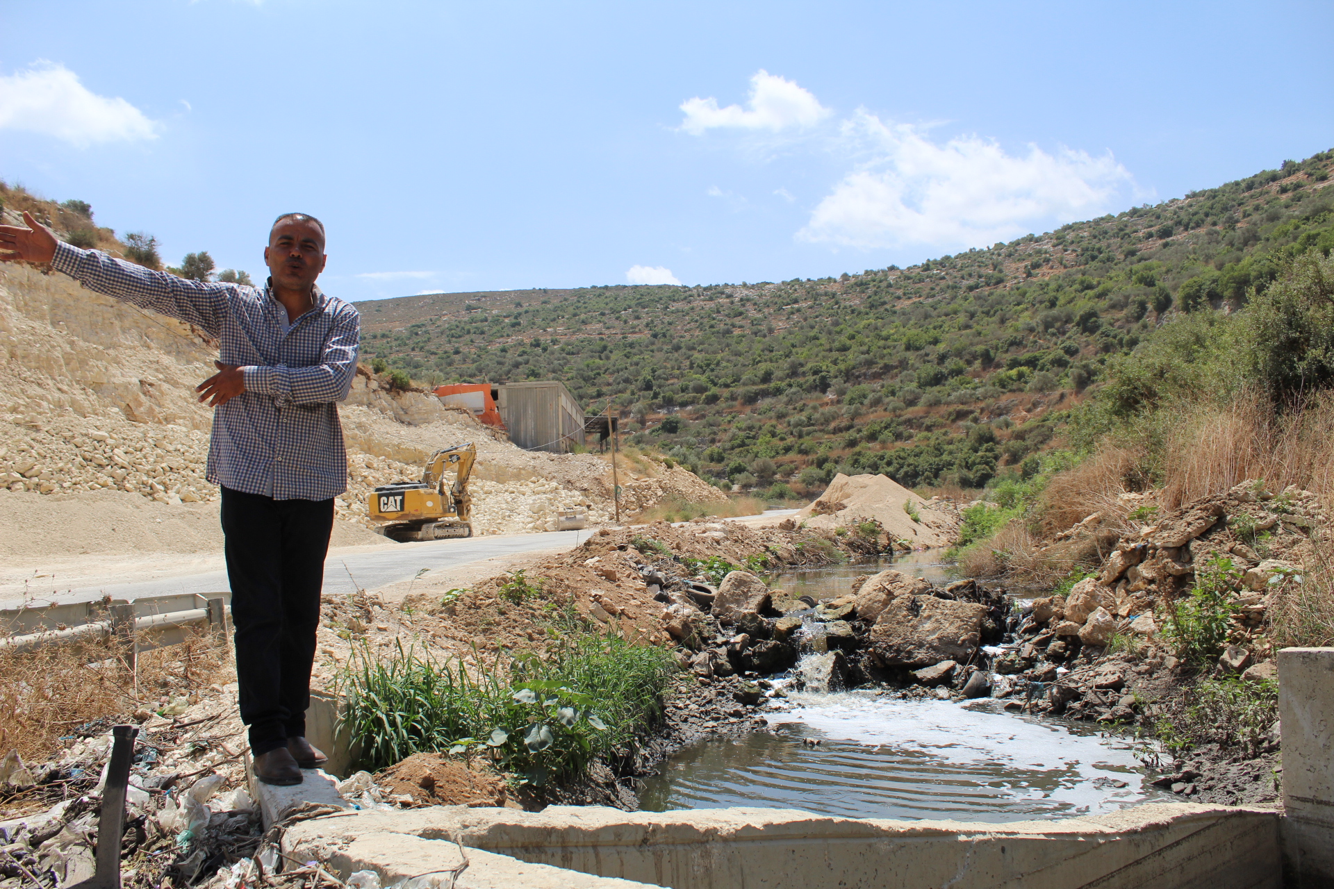 Murad Samara près d’une partie du flux toxique des eaux d’égout juste au début du tuyau construit par la municipalité (MEE/Megan Giovannetti)