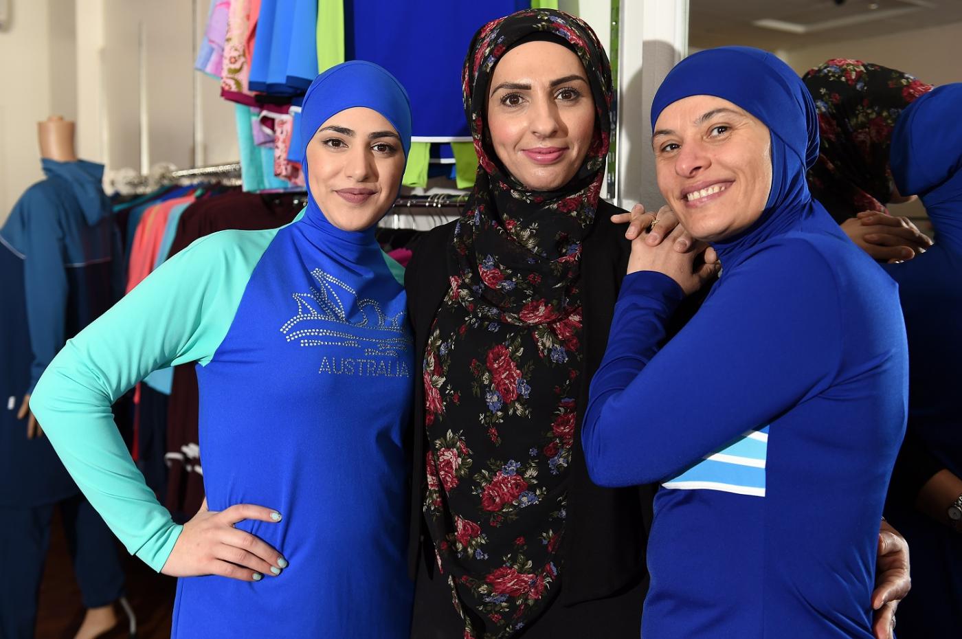 Des mannequins musulmanes présentent des maillots de bain dits burkini dans un magasin à Sydney (Australie) en août 2016 (AFP)