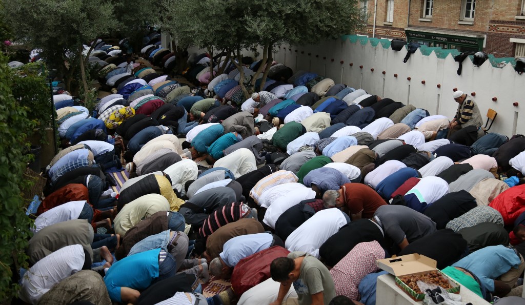 Muslims pray at the Grande Mosque in Paris on 21 August 2018 (AFP)