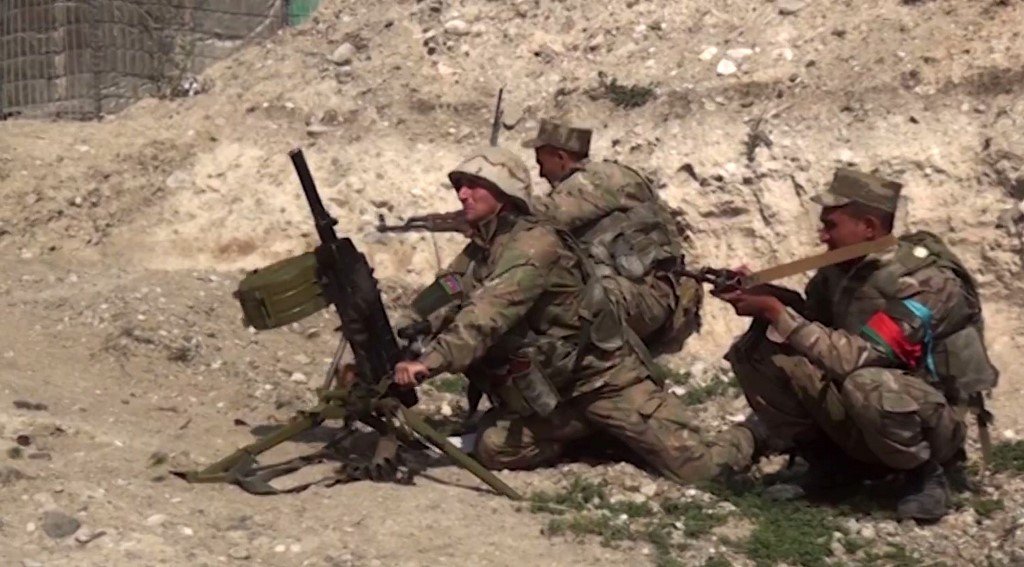 Image tirée d’une vidéo filmée le 28 septembre qui montrerait des troupes azéries menant des opérations de combat au Haut-Karabakh (ministère de la Défense azéri/AFP)