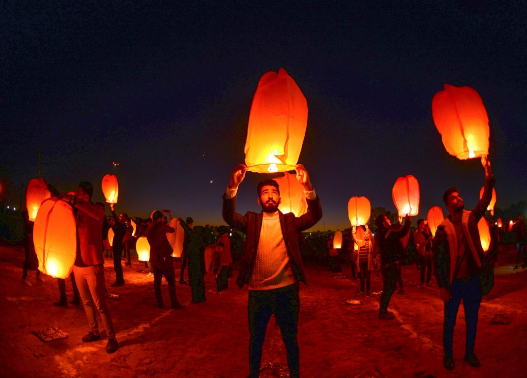 Iraqis in Najaf launch rice paper balloons on 28 December in solidarity with ongoing anti-government protests (AFP)