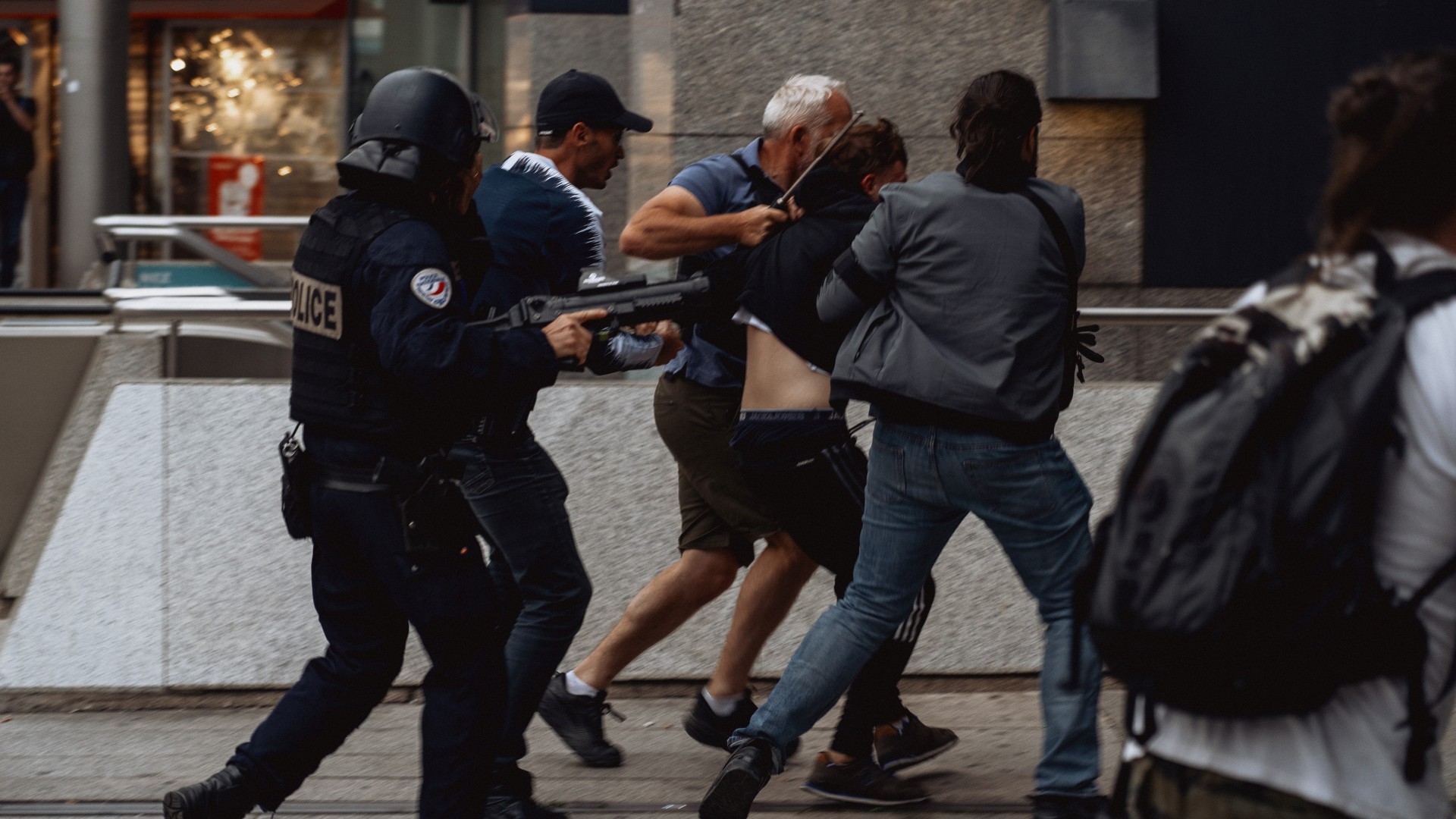 La police aux prises avec des manifestants à Nanterre, le 29 juin (MEE/Alexandre Rito)