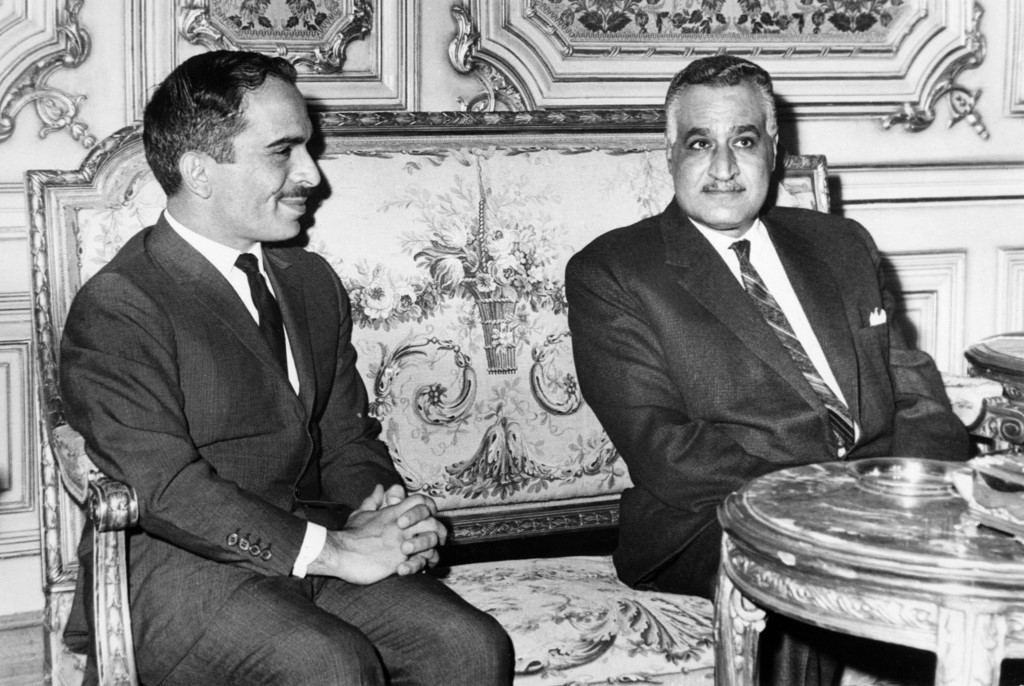 L’ancien président égyptien Gamal Abdel Nasser rencontre Hussein au Caire en 1969 (AFP)