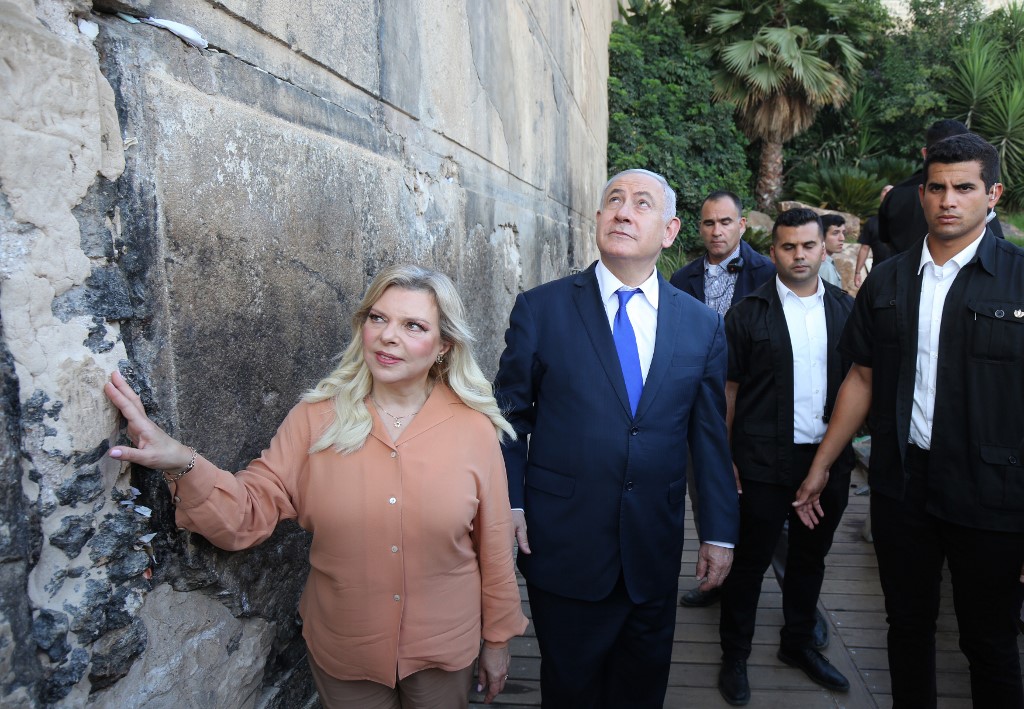 Israeli Prime Minister Benjamin Netanyahu and his wife, Sara, at the Ibrahimi Mosque on Wednesday (AFP)
