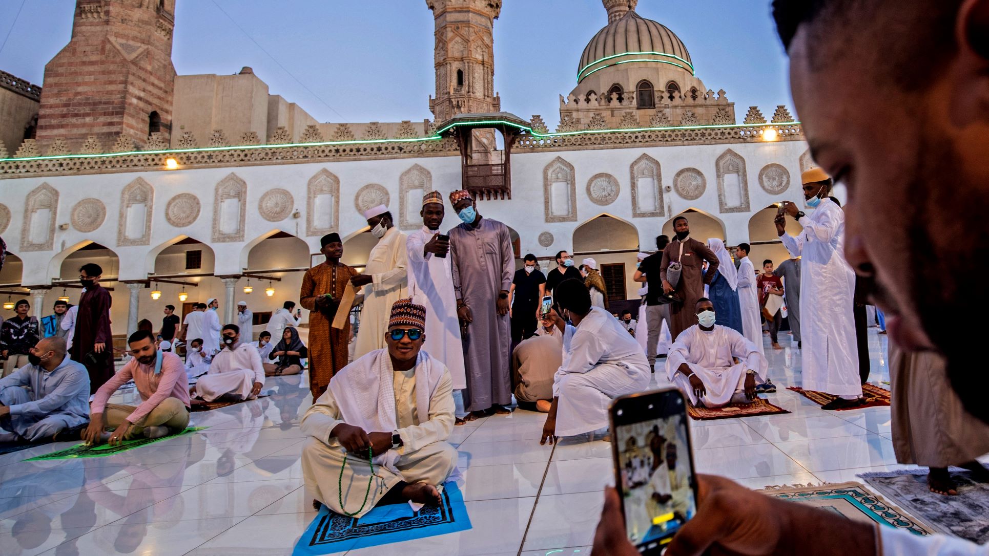 Des musulmans nigérians à la mosquée Al-Azhar du Caire pendant le Ramadan, en 2021 (AFP/Khaled Desouki)