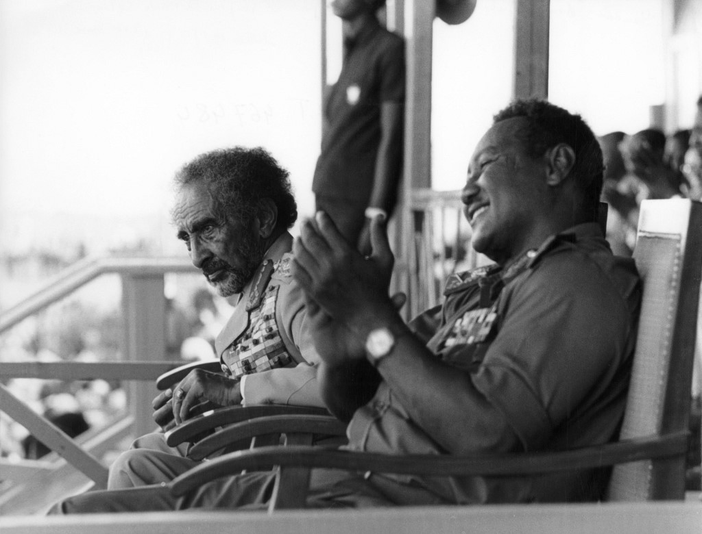 L’ancien président soudanais Gaafar Nimeiry (à droite) rend visite au dirigeant éthiopien Haïlé Sélassié en 1973 (AFP)