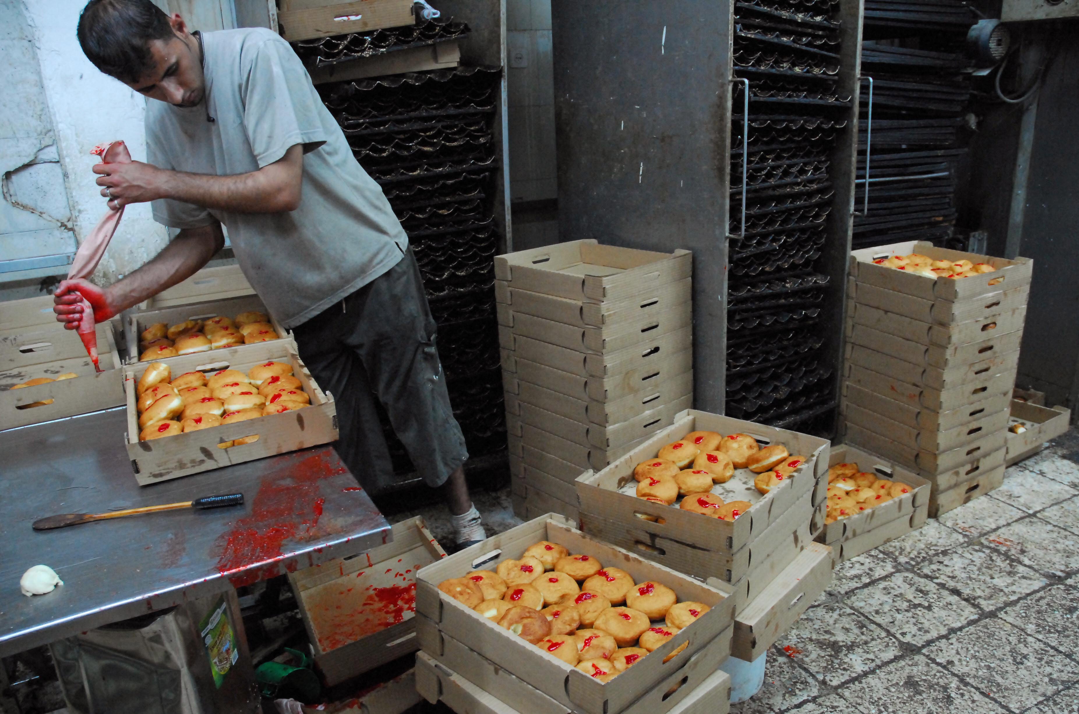 Les soufganiyoth sont des beignets frits et populaires pendant Hanouka (AFP/Yahuda Raizner)