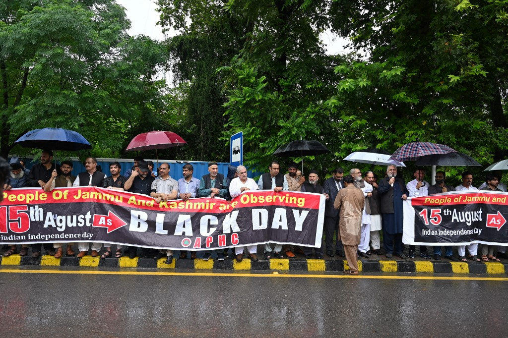 Pakistani Kashmiri activists take part in a demonstration outside the Indian embassy in Islamabad on 15 August 2022 (Farooq Naeem/AFP)