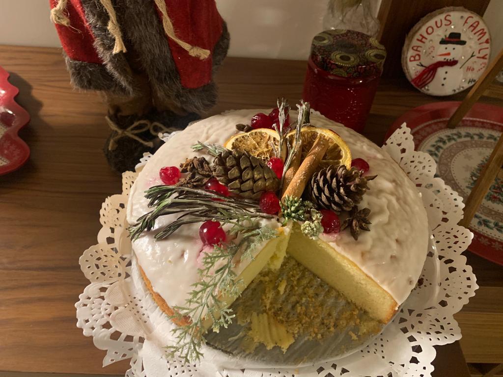 La famille de Nisrren Zeineh déguste également un gâteau à l’orange orné de décorations de Noël (Nisrren Zeineh)