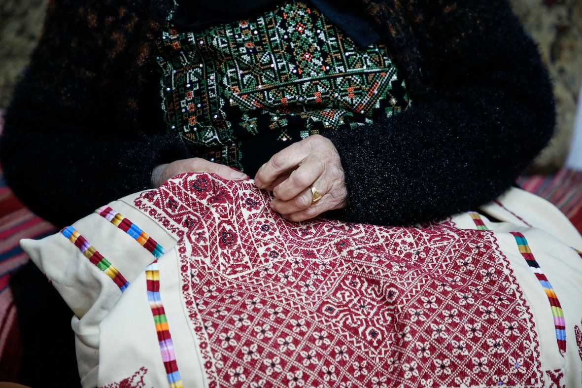 Une Palestinienne brode une robe traditionnelle palestinienne (AFP/Hazem Bader)
