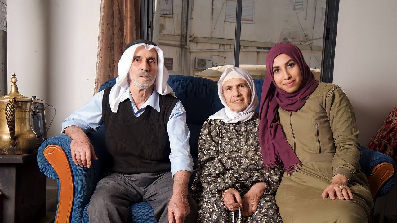The author, Safaa Khatib, is pictured with her uncle, Abdul Moneim Khatib and his wife, Fathiya Salem Saqr (Safaa Khatib/Middle East Eye)
