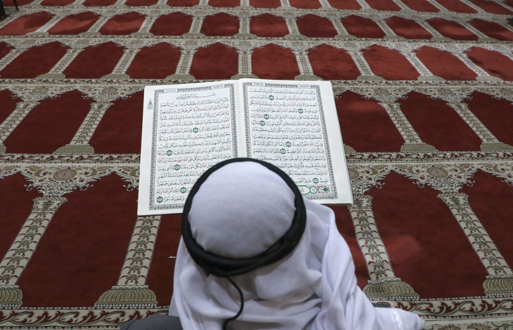 Un Palestinien lit le Coran (AFP)