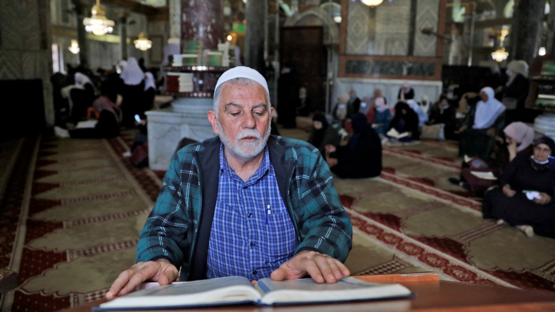 Un Palestinien prie à l’intérieur de la mosquée al-Aqsa à Jérusalem pendant le Ramadan 2021 (AFP/Ahmad Gharabli)