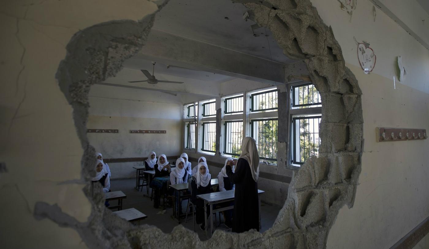 Élèves palestiniennes dans une salle de classe endommagée, à Gaza, en septembre 2014 (AFP)