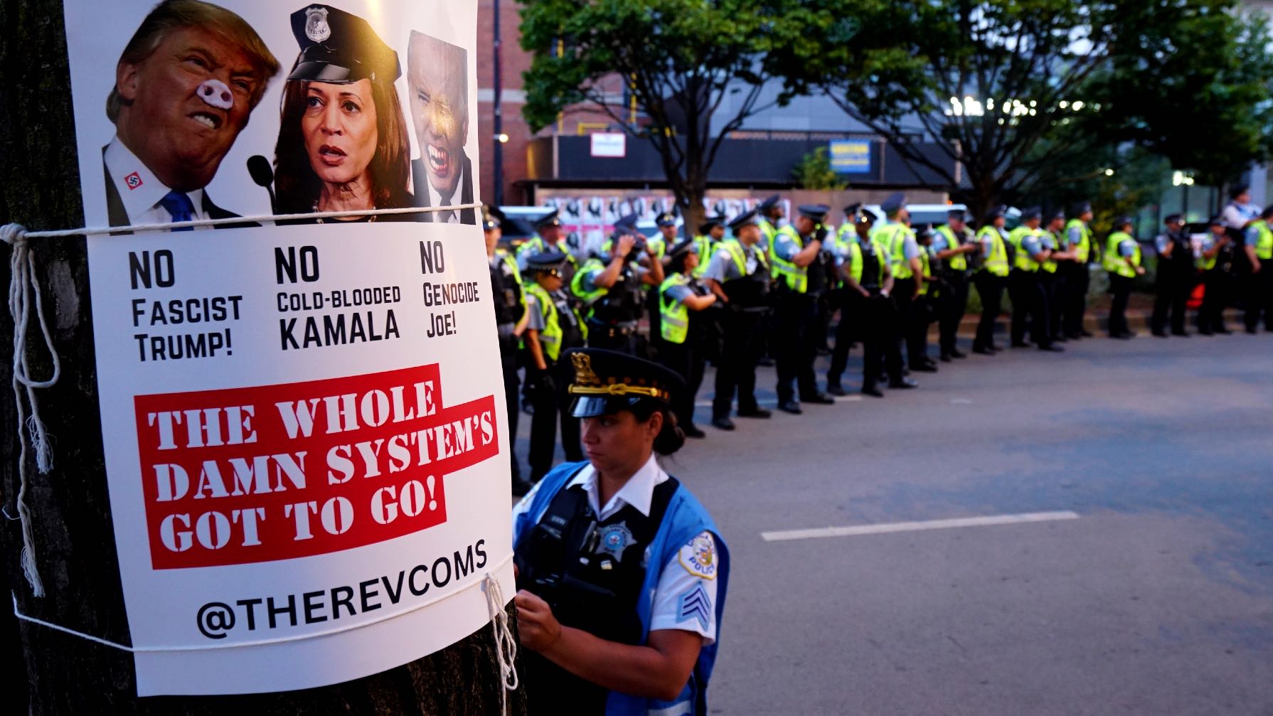 Hundreds of police officers were deployed to handle anti-war protesters in Chicago (Azad Essa/MEE)