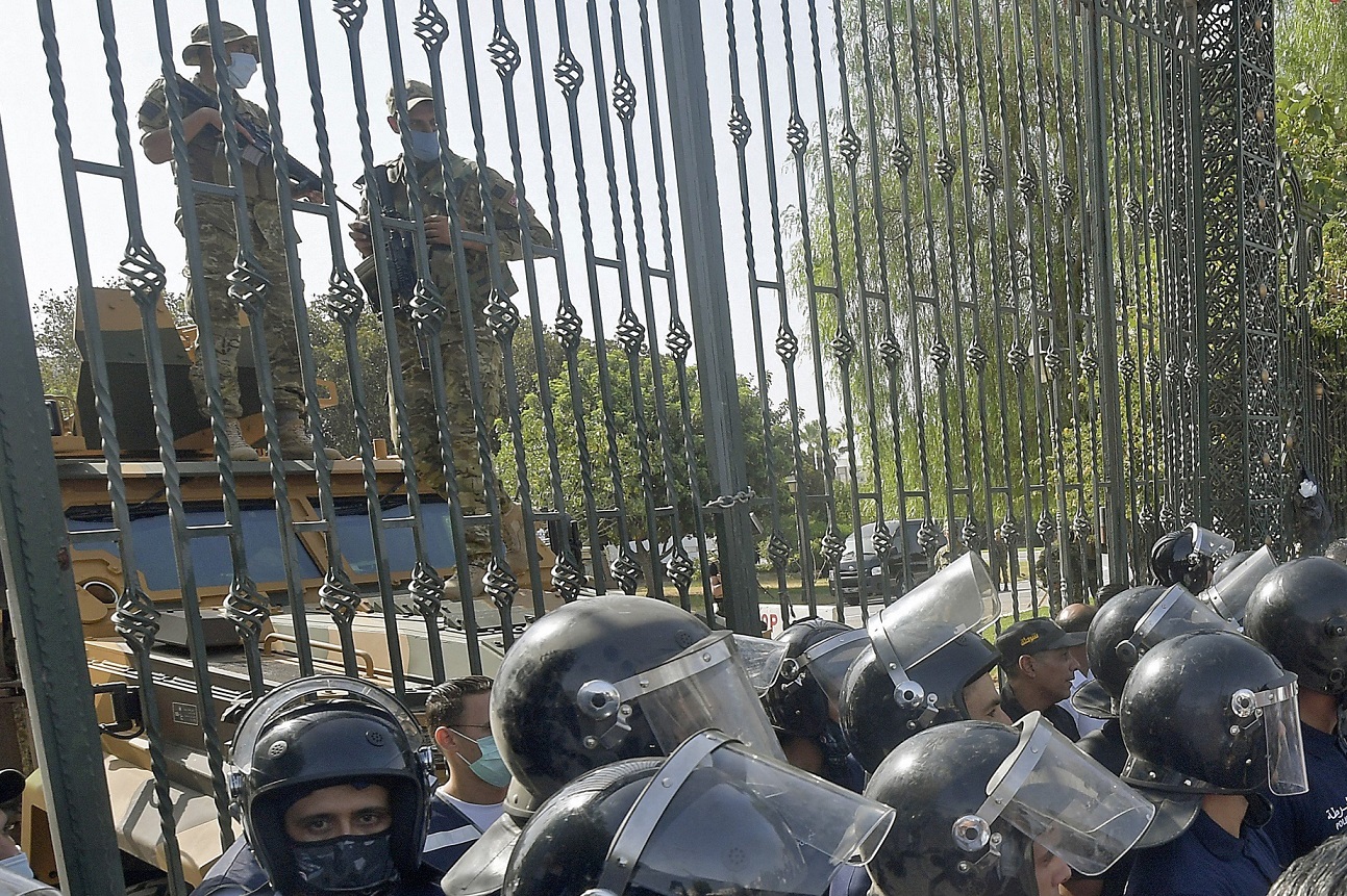 Des officiers de sécurité tunisiens repoussent les partisans du parti islamiste Ennahdha lors d’une manifestation devant le Parlement dans la capitale Tunis, le 26 juillet 2021 (AFP)