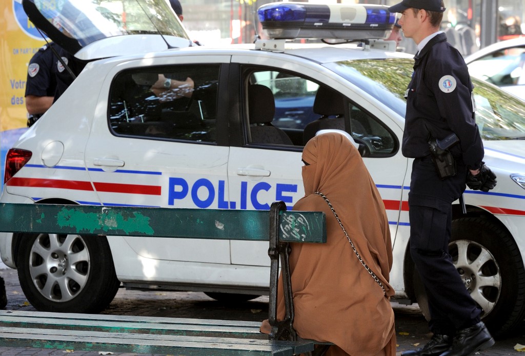 Une femme attend lors d’un contrôle d’identité à Lille, alors que la police est déployée dans plusieurs quartiers pour interdire les manifestations contre un film anti-islam, le 22 septembre 2012 (AFP)