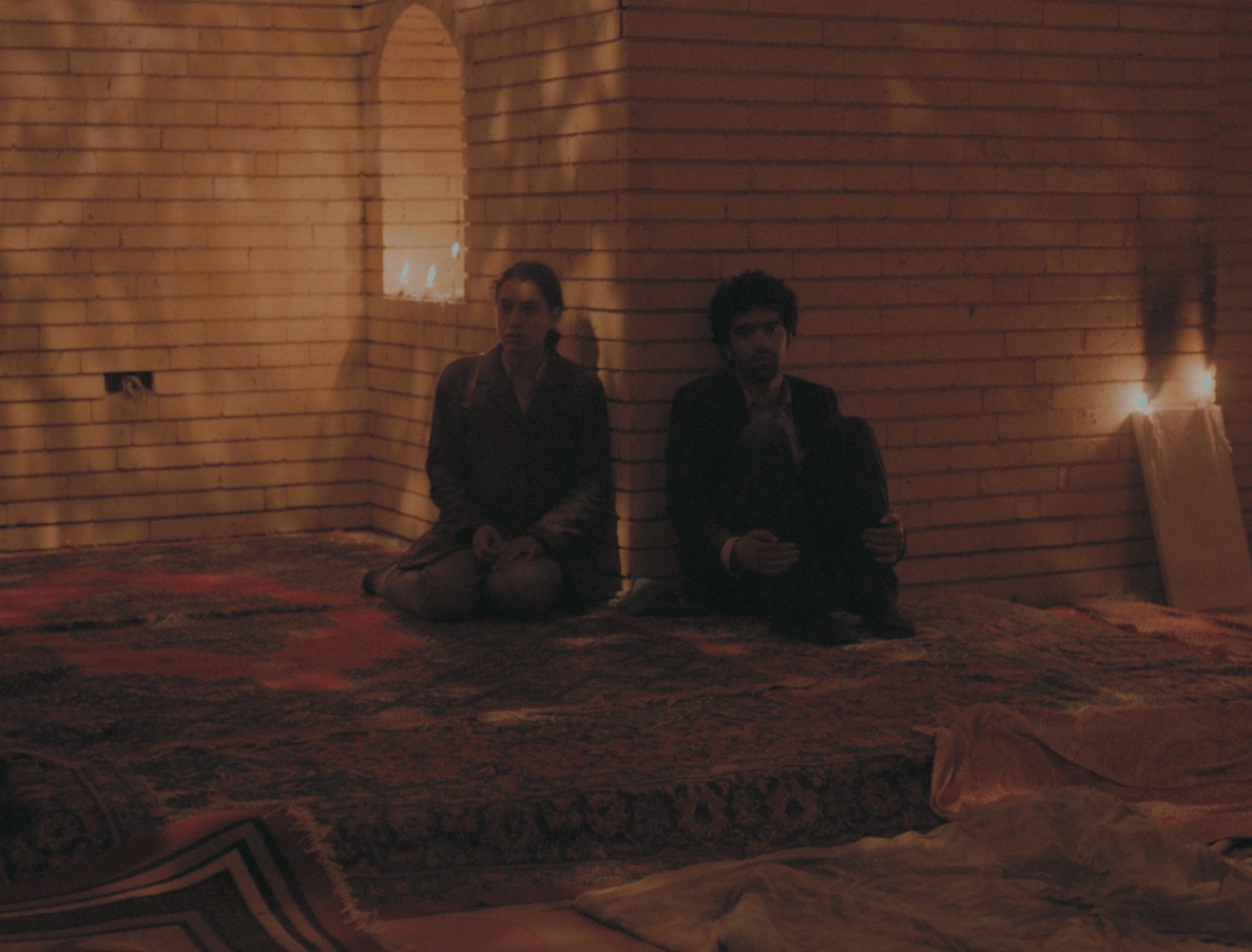 Sara (la jeune aspirante kamikaze), interprétée par Zahraa Ghandour, et Salam (le vendeur de prothèses), interprété par Ameer Jabarah, dans une mosquée (Contre-Courants)