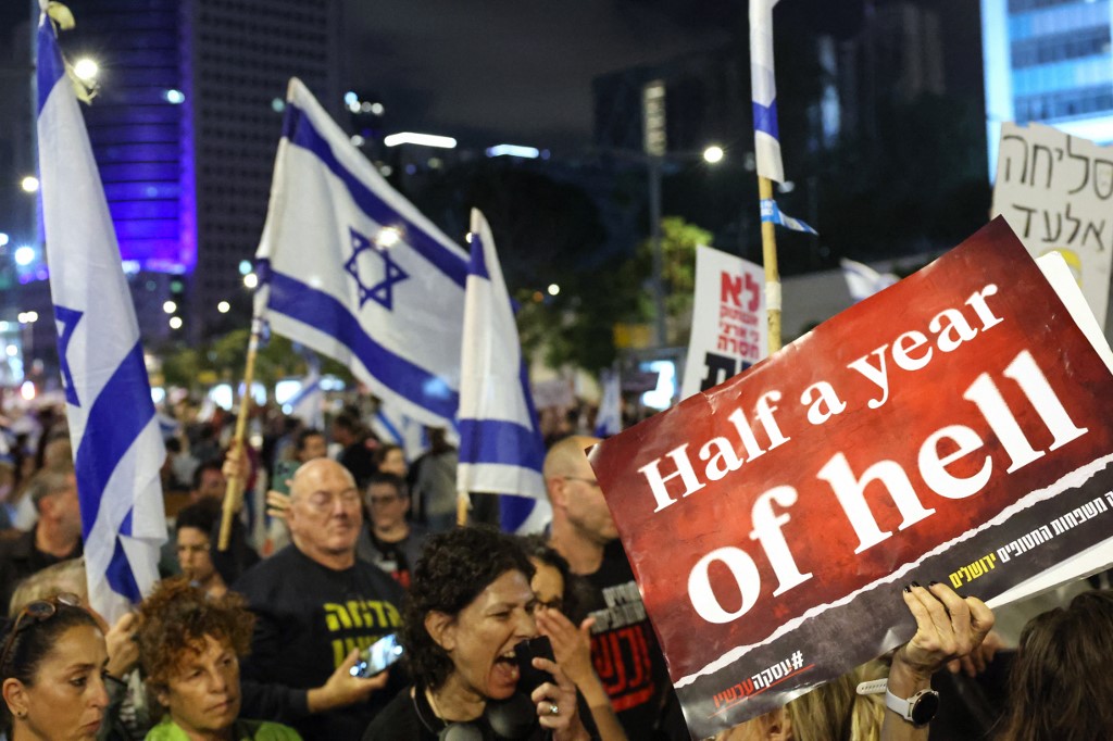 Israelis protest against Prime Minister Benjamin Netanyahu and his government in Tel Aviv, 6 April 2024 (Jack Guez/AFP)