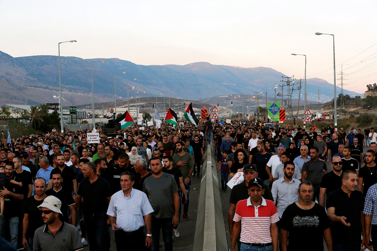 Des dizaines de milliers de personnes ont assisté à une manifestation contre la police israélienne à Majd al-Krum, une ville palestinienne de Galilée centrale où trois hommes ont été tués dans une fusillade début octobre (Reuters)