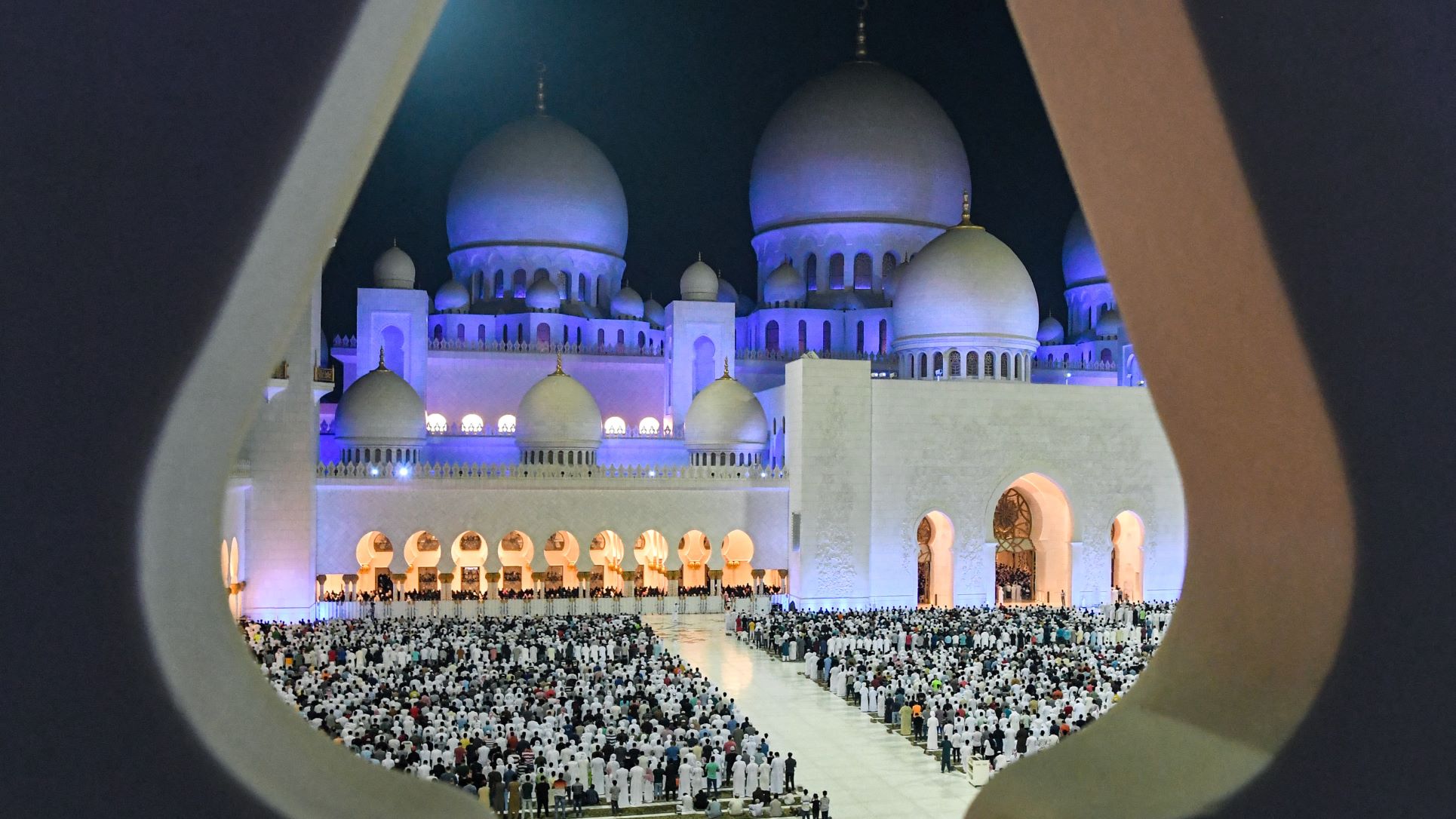 Des musulmans prient à la Grande Mosquée Sheikh Zayed d’Abou Dabi pendant le Ramadan, en 2019 (AFP/Karim Sahib)