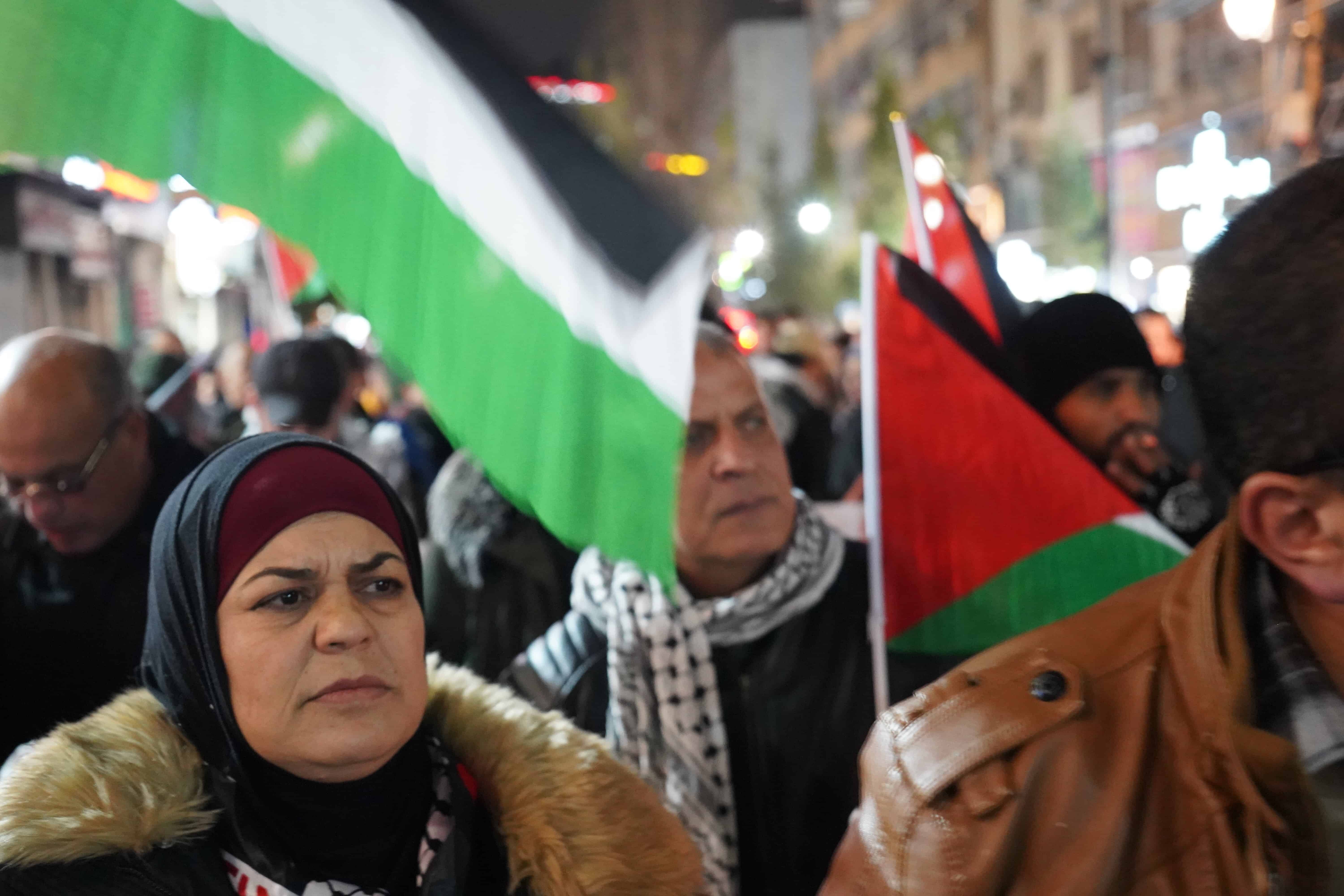 Des Palestiniens défilent à Ramallah contre « l'accord du siècle » du président américain Donald Trump (MEE/Akram al-Waara)