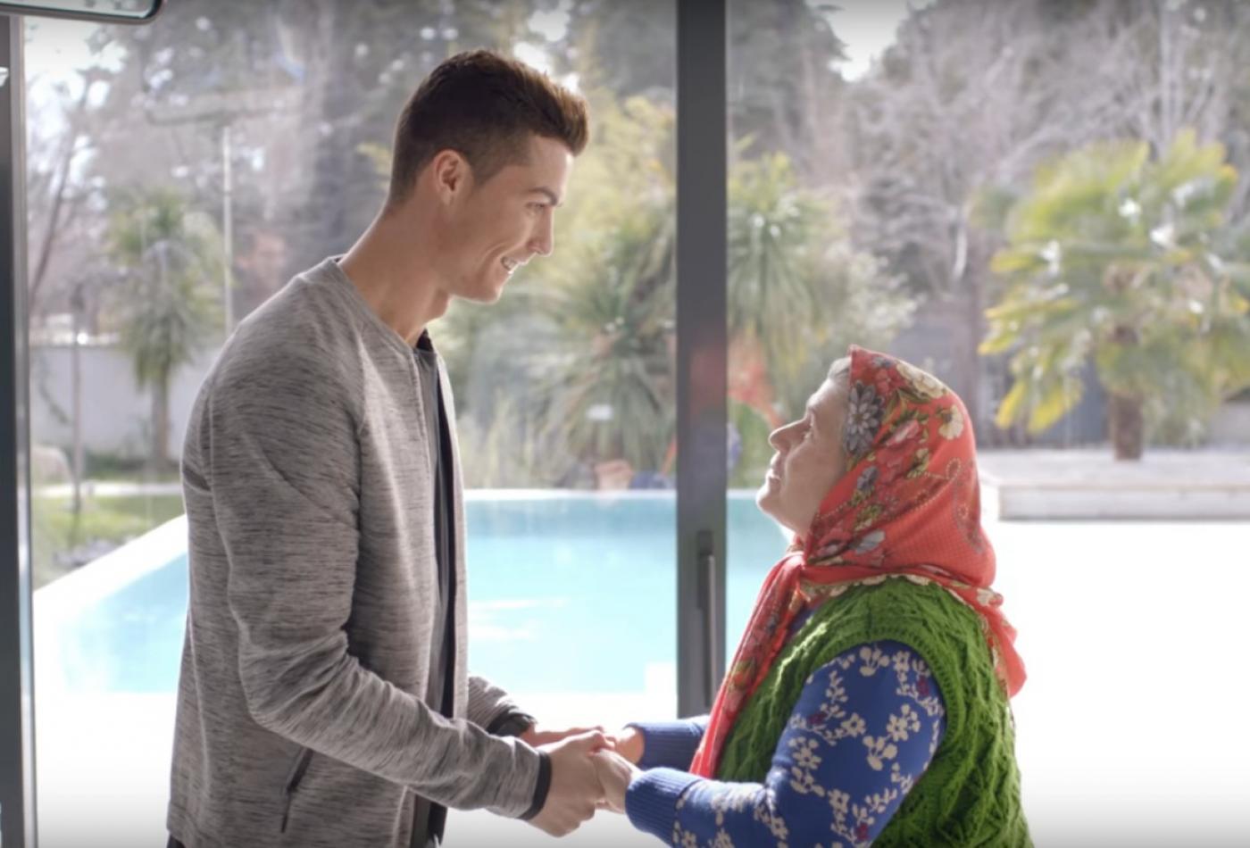Kocak in the ad she did for Turk Telekom with Ronaldo in 2017 (Screengrab)