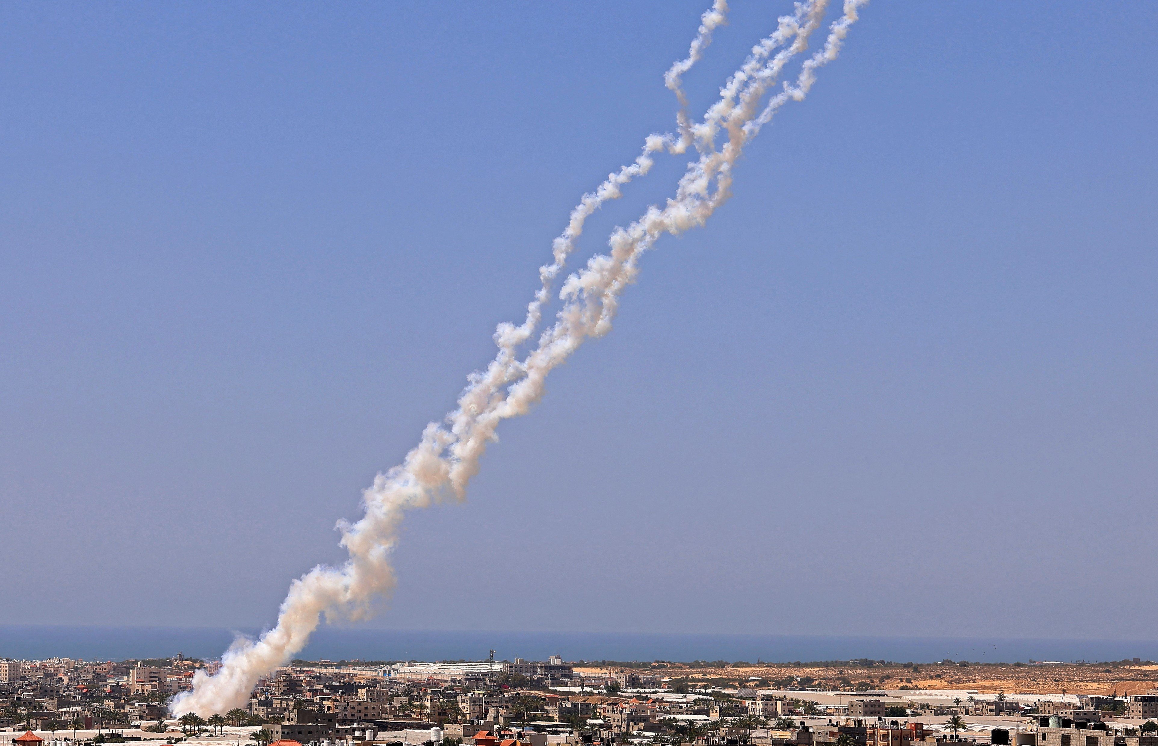 Des roquettes sont lancées vers Israël depuis Rafah, dans le sud de la bande de Gaza, le 12 mai 2021 (AFP)