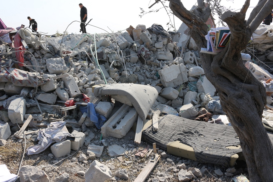Au lendemain du raid, habitants et journalistes parcourent les décombres de la maison où se cachait Abou Bakr al-Baghdadi (MEE/Mustafa Dahnon)