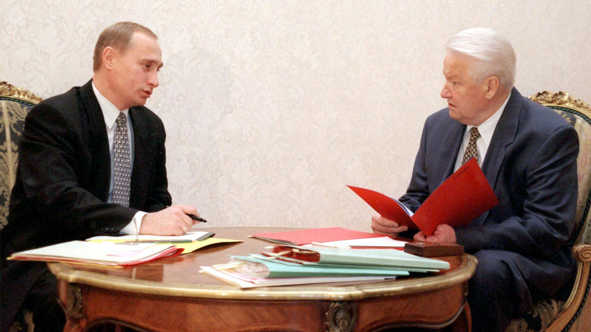  Then Russian President Boris Yeltsin (R) listens to the chief of the Russian Federal Security Service (FSB), Vladimir Putin  on 20 November, 1998 (AFP 