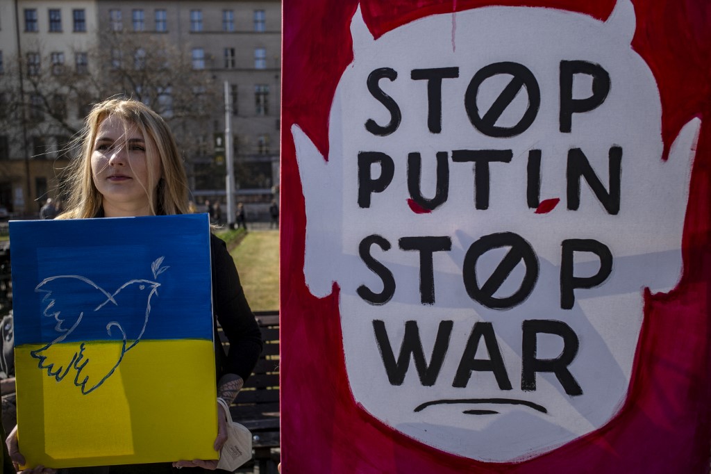 Des membres de la communauté russe de Prague dénoncent la guerre, le 26 mars 2022 (AFP)