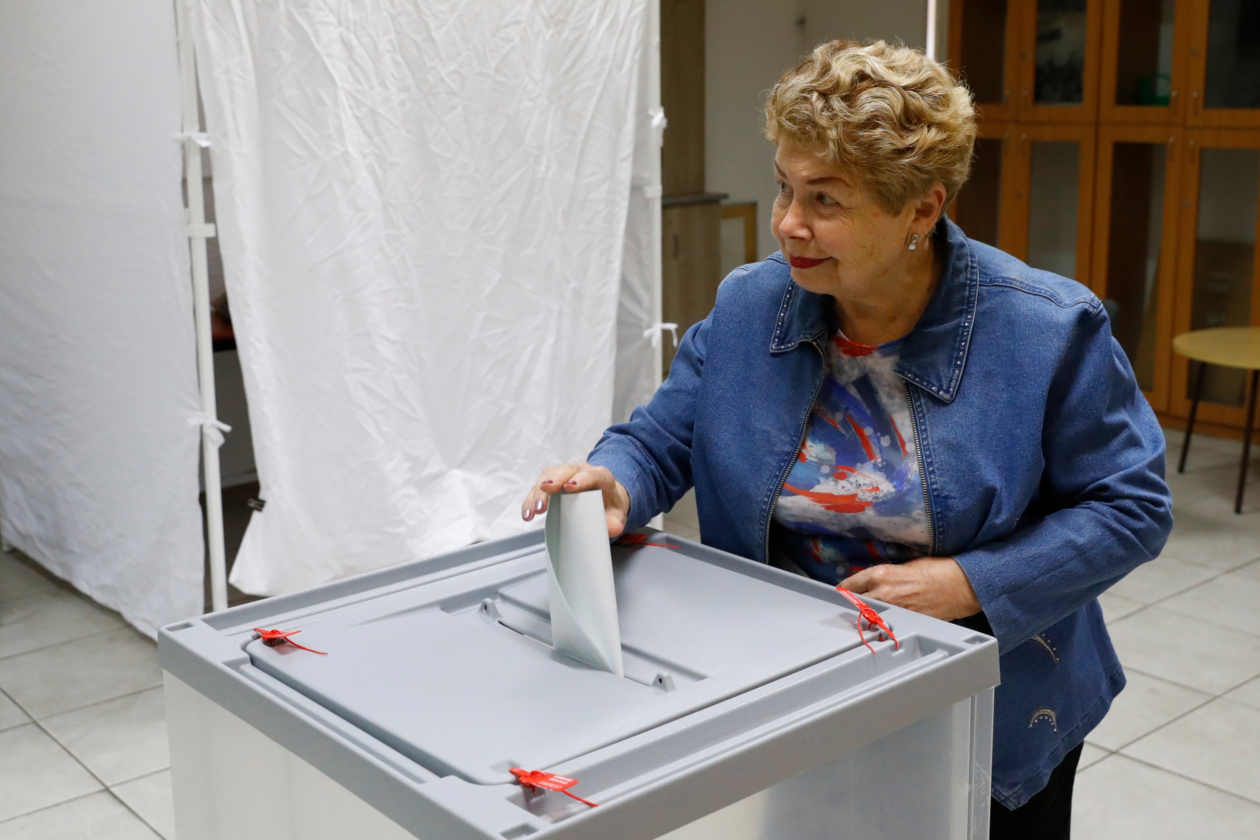 Une ressortissante russe résidant en Israël vote dans la ville côtière de Netanya, lors de l’élection présidentielle russe de 2018 (AFP)