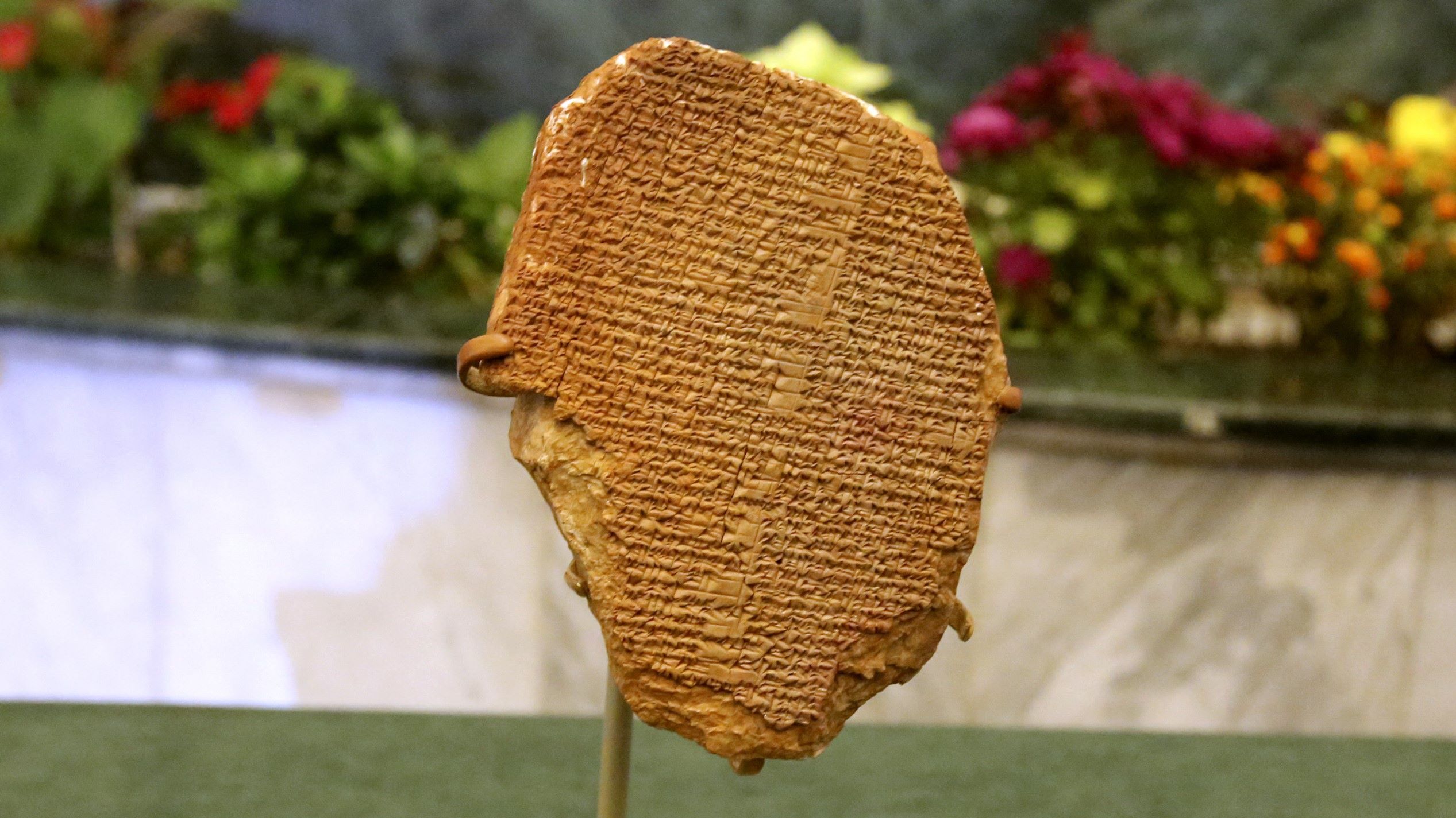 La tablette de Gilgamesh a été pillée en Irak en 1991 et rendue par les États-Unis en 2021 (AFP/Sabah Arar)