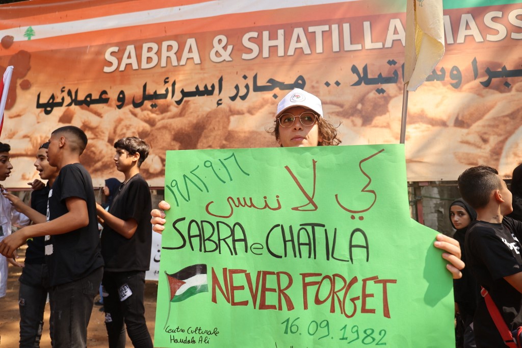 Des manifestants palestiniens participent à une marche pour commémorer le 40e anniversaire du massacre de Sabra et Chatila devant le camp de réfugiés palestiniens de Sabra, dans le sud de Beyrouth, le 16 septembre 2022 (AFP)