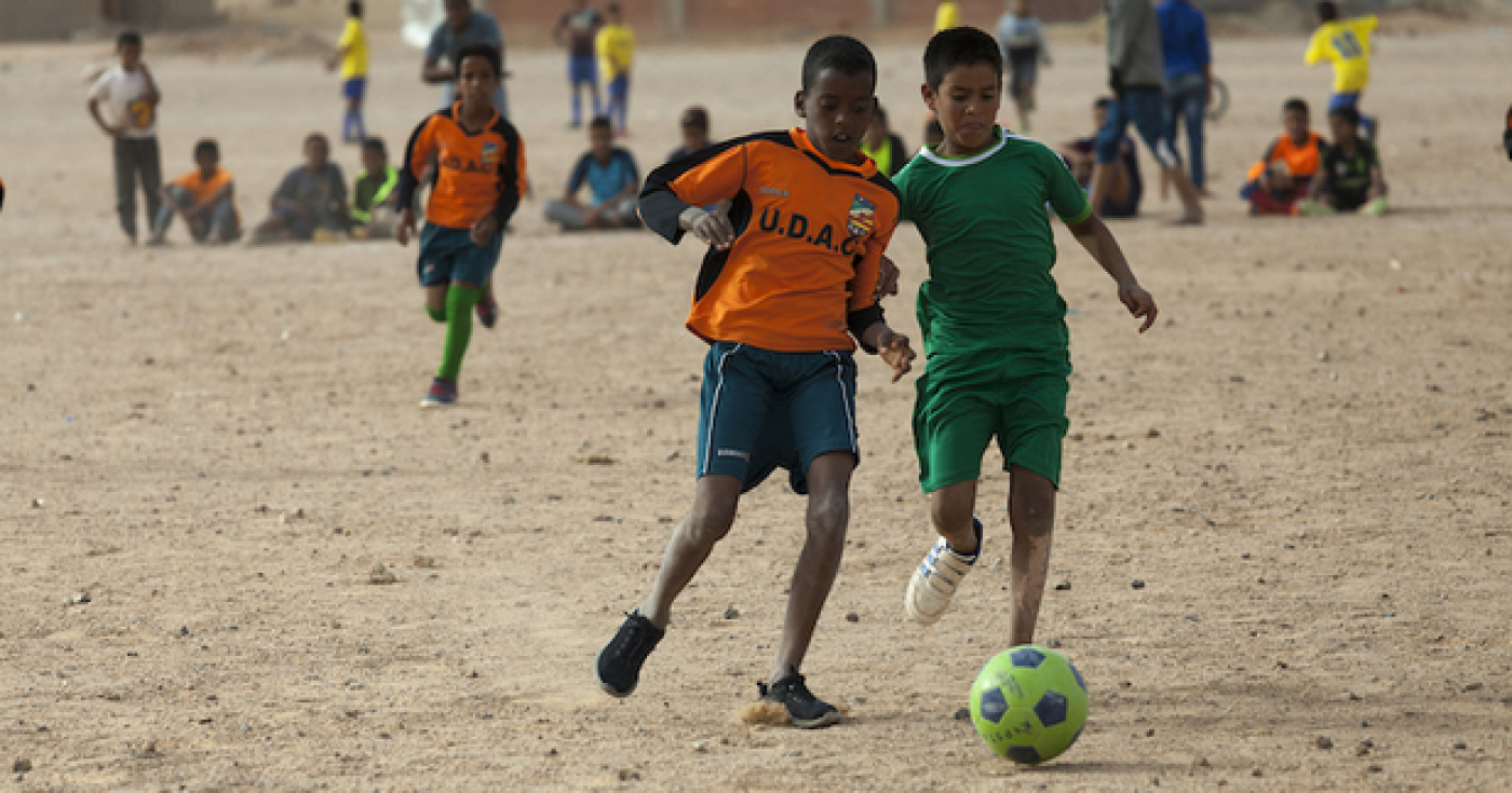 Partie de football improvisée dans le camp de Boujdour où, selon le HCR, vit 10 % de la population sahraouie (MEE)