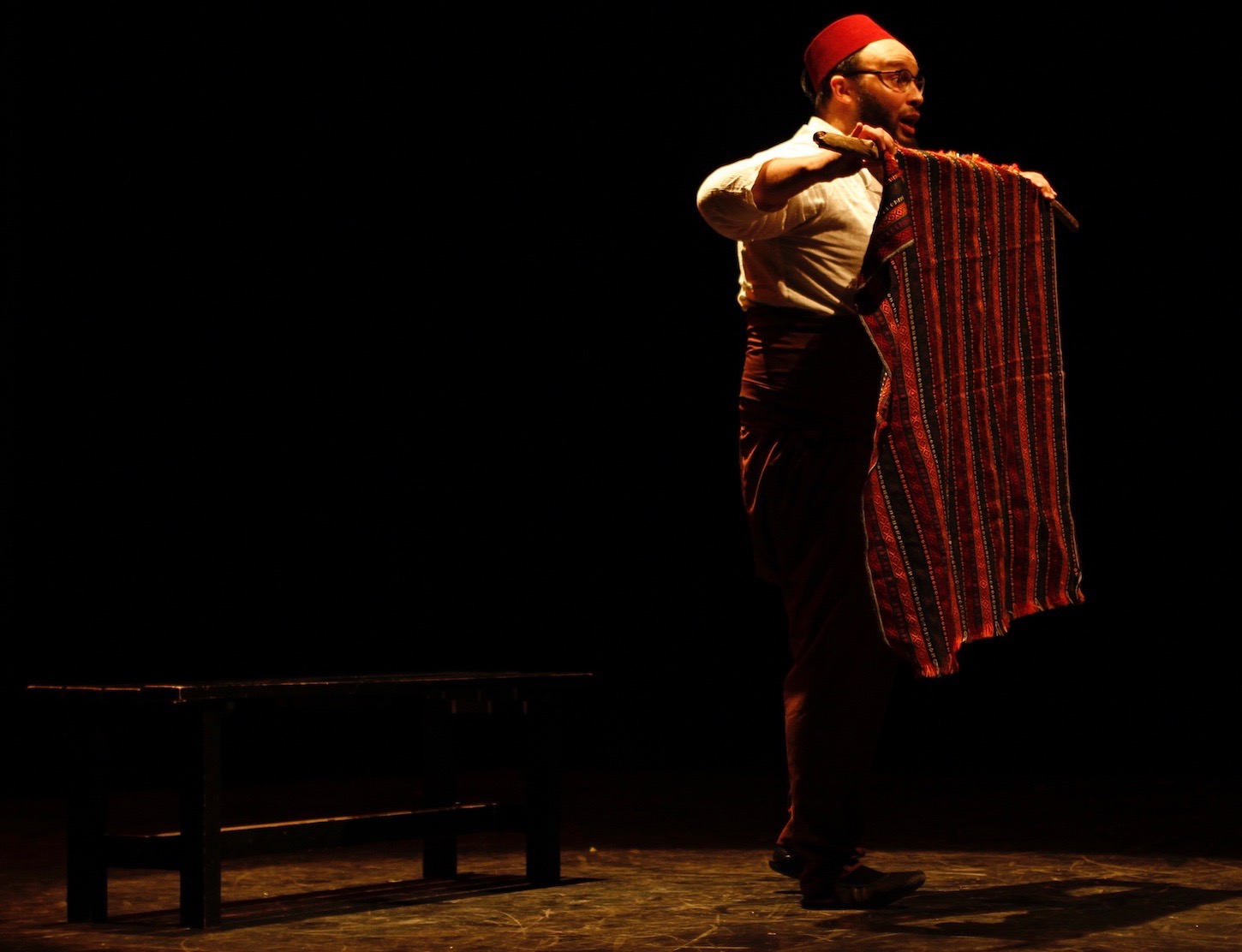 Salim Haouch sur scène à Hacivat et Karagöz, une pièce du théâtre inspirée des personnages du théâtre de l’ombre ottoman (Avec l'aimable autorisation de Salim Haouch"
