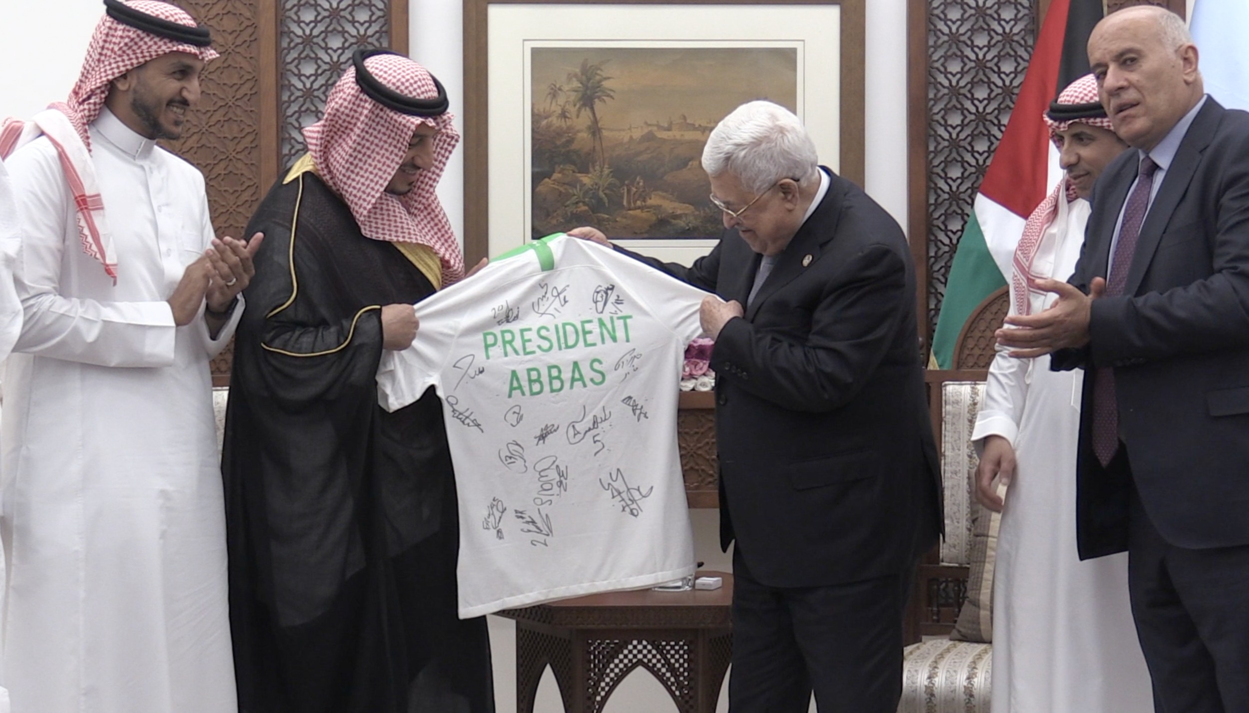 The Saudi delegation hand Mahmoud Abbas a signed jersey (MEE/Hisham Abu Shaqra)