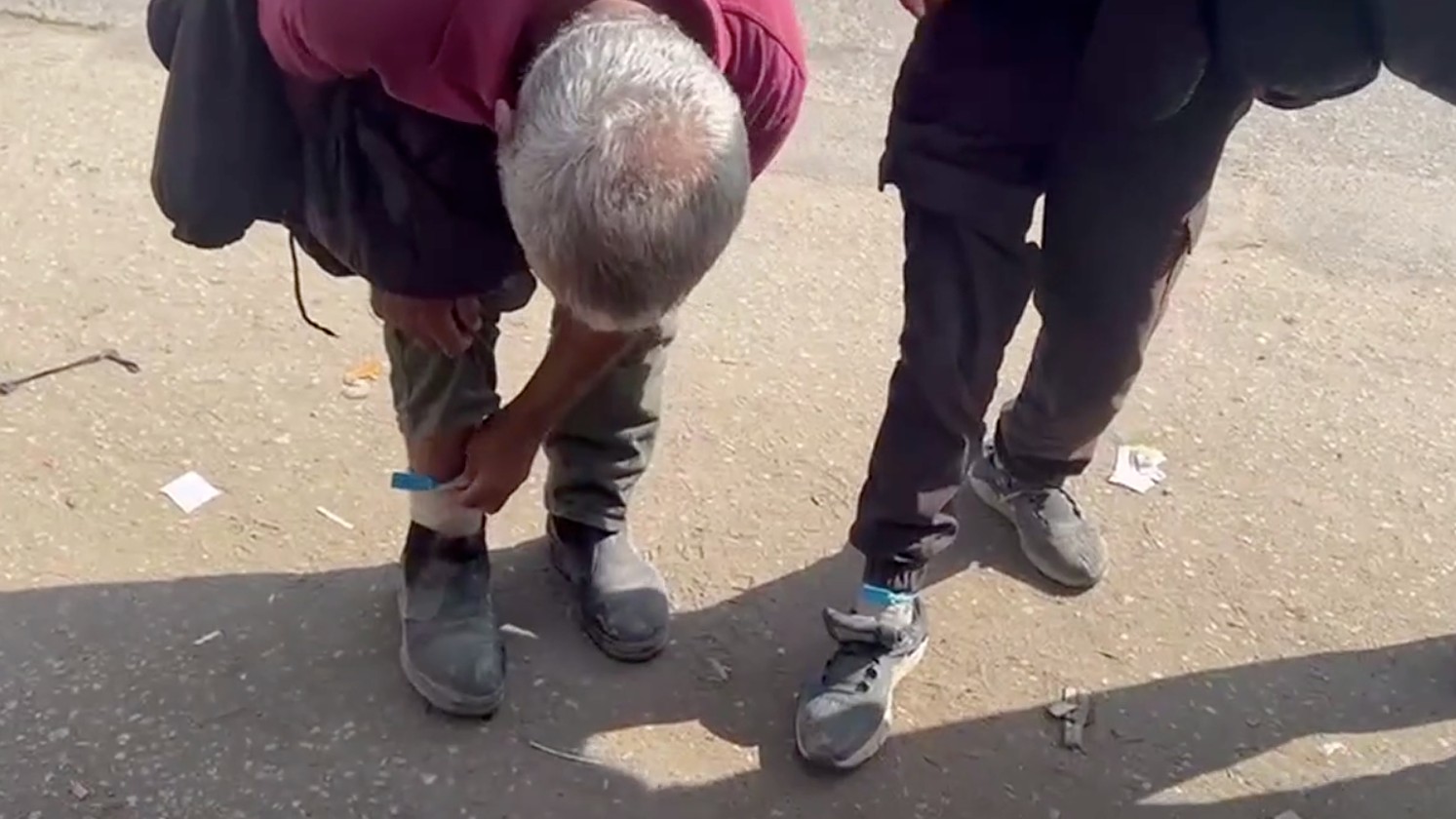 Des Palestiniens libérés montrent les bracelets de cheville qu’ils devaient porter pendant leur détention (MEE/document fourni)