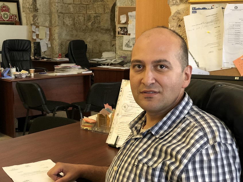 Mohammad al-Shihabi et son personnel au Community Action Center de Jérusalem-Est offrent gratuitement des conseils juridiques aux Palestiniens (MEE)