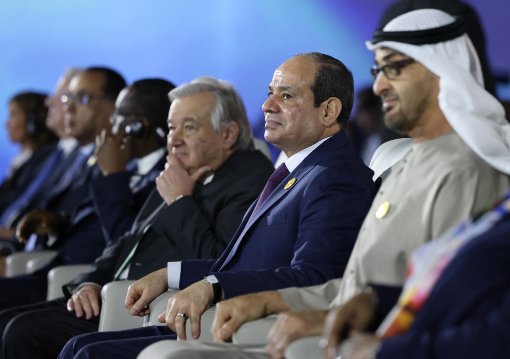 United Nations Secretary General Antonio Guterres (C), Egypt's President Abdel Fattah al-Sisi (2nd R) and UAE's President Sheikh Mohamed bin Zayed al-Nahyan (R) attend the leaders summit on the second day of the COP27 climate conference at the Sharm el-Sheikh International Convention Centre, in Egypt's Red Sea resort city of the same name, on November 7, 2022. JOSEPH EID / AFP