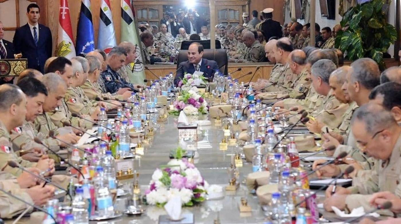 Le président Sissi photographié en train de rencontrer des généraux de l’armée égyptienne, le 3 mars (présidence égyptienne)